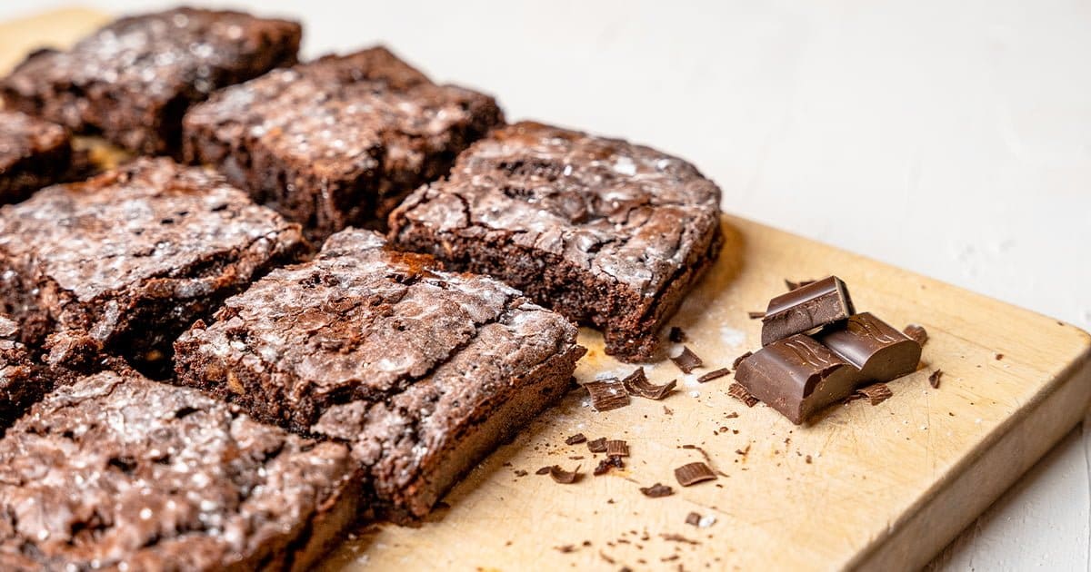 Ciasteczka brownie z konopiami są małymi, wilgotnymi i czekoladowymi przysmakami, które powstają na bazie klasycznego przepisu na brownie.