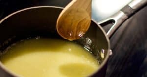 Gotowe masło konopne można używać w kuchni jako zamiennik zwykłego masła. Można go dodawać do potraw, smarować na chleb, używać do pieczenia czy przygotowywania potraw na patelni.