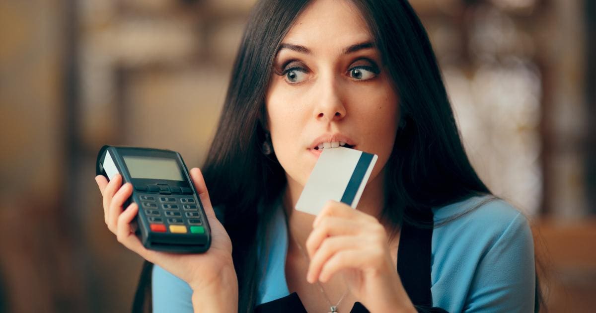 kobieta trzymająca kartę mastercard